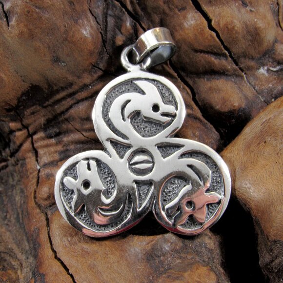 Solid 925 Sterling Silver Celtic Triple Spiral Dragon Triskelion Pendant - Picture 1 of 6